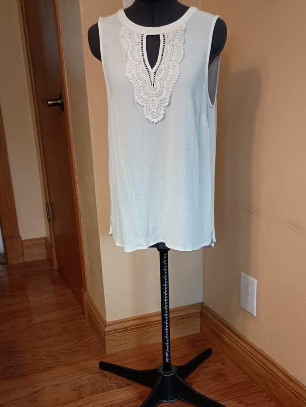 Daniel Rainn White Crochet- Accent Sleeveless Camisole, Sz S